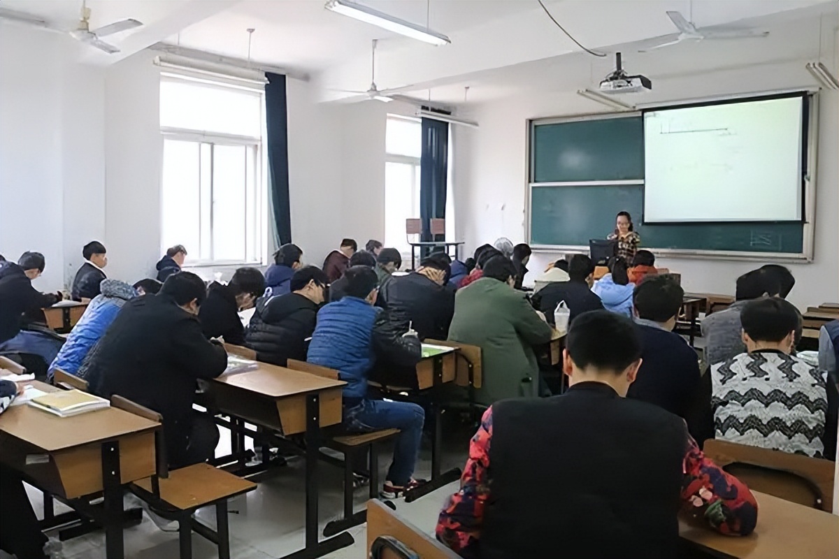 上海某高校女教师走红，眉眼精致像“芭比娃娃”，网友看法却不同