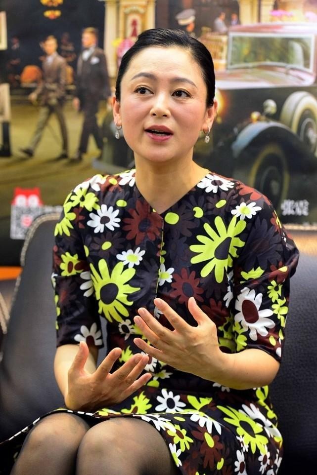 陈红黑色丝袜搭配花裙子,重现当年"貂蝉",真正的东方古典美女