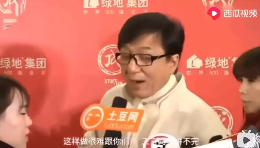 知名导演公然非礼女明星，现场照片曝光：这个人，究竟有多无耻？