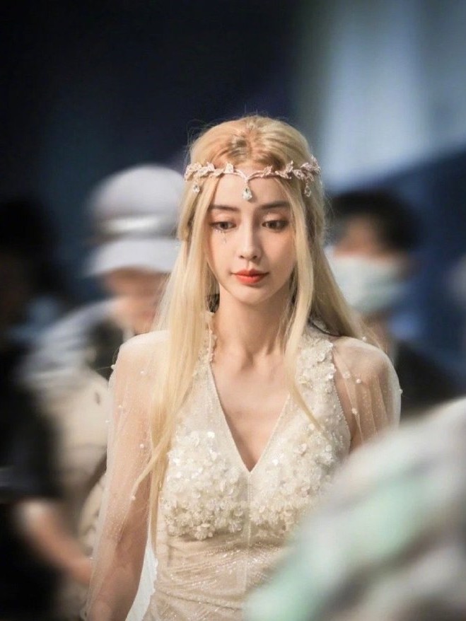 33岁Angelababy太美了!金发白裙像个精灵,网友:美到我失语了