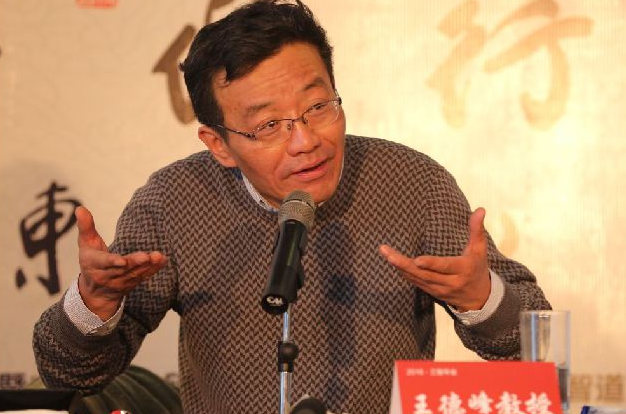 复旦教授上课吸烟不断，却备受学生追捧，宁可吸二手烟也要听课