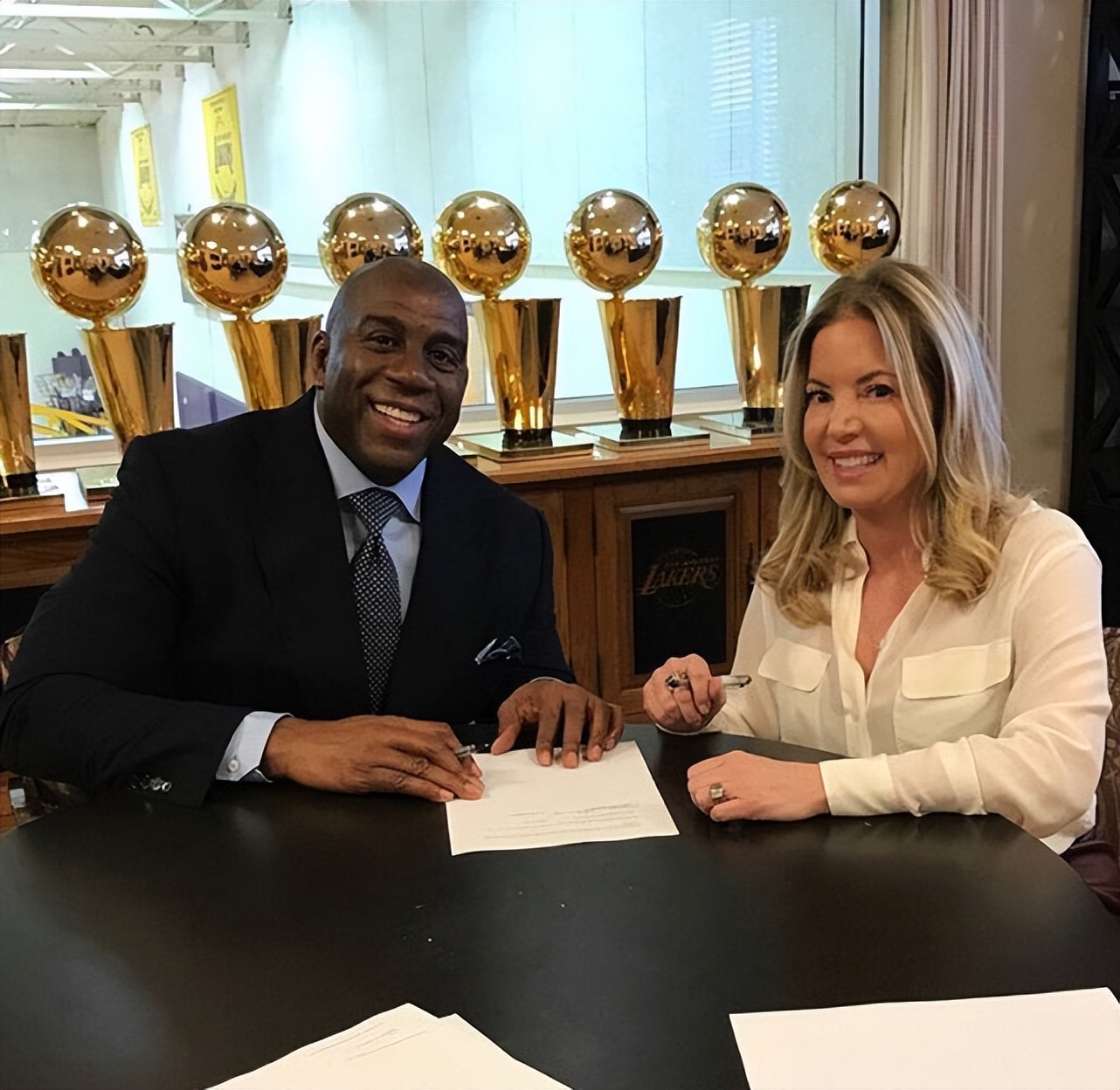 哪些nba球队老板是中国人（华人富豪陈颂雄，5000万买下湖人4.5%股份，12年时间赚了多少钱？）-华海博客