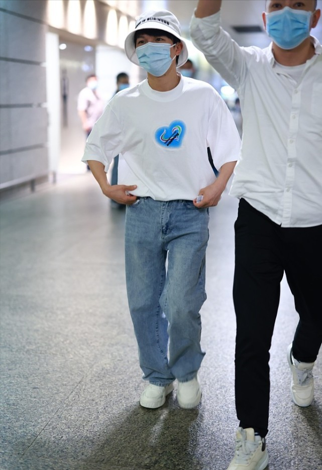 男生白色的短裤配什么上衣和鞋(小个子不会穿,可以多看看周深的搭配