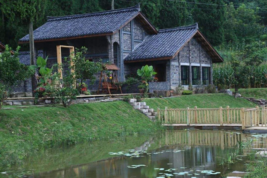 归隐田园八载后，心似孤云寄远山