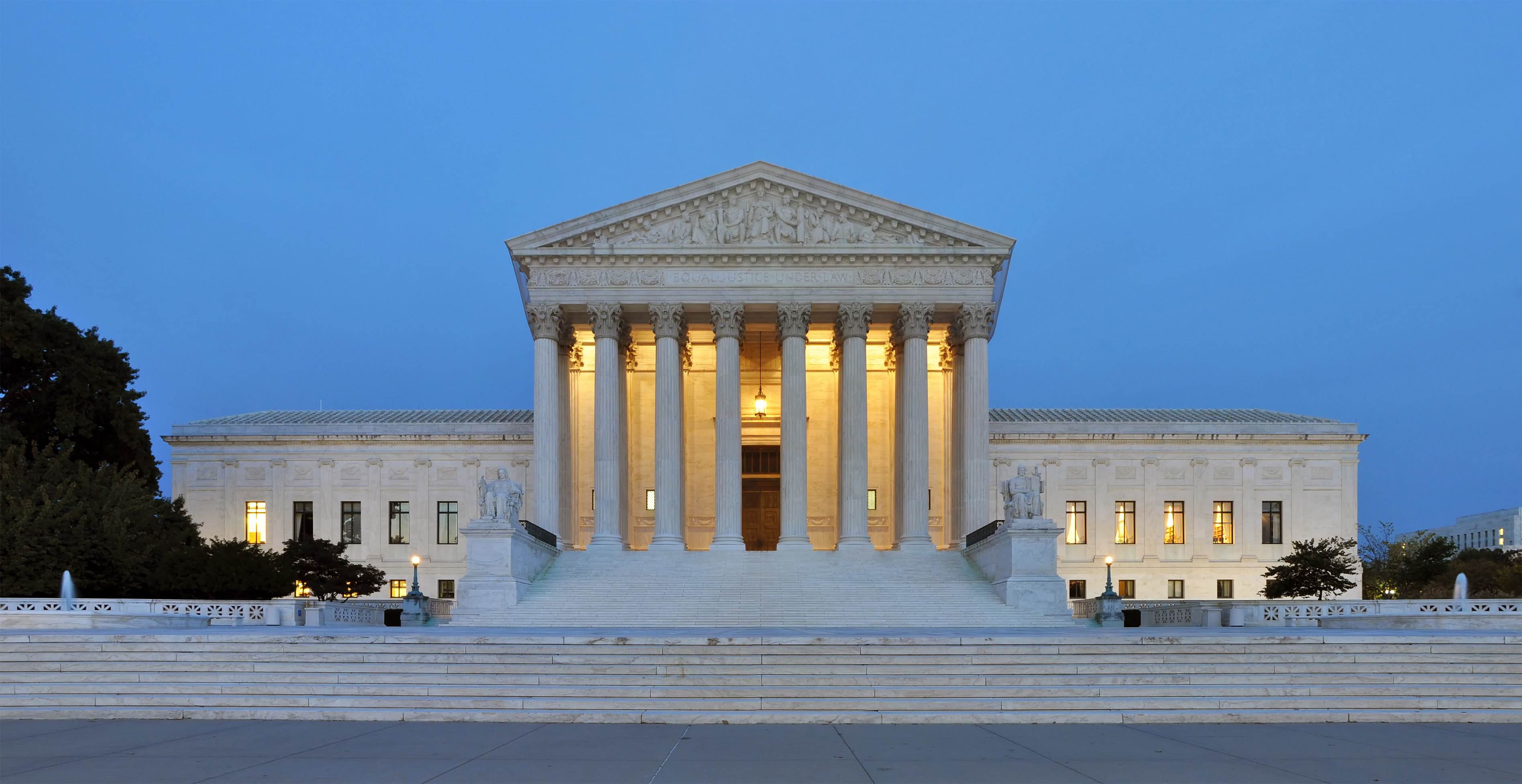 美国最高法院门楣雕像图片