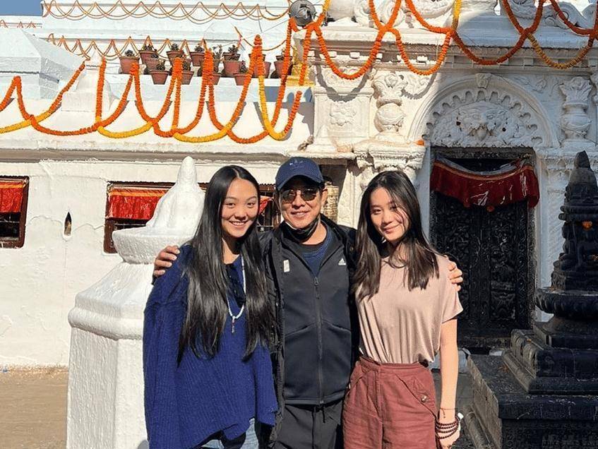 60岁李连杰老到认不出!脸上皱纹明显似年迈大爷,染黑头发扮年轻