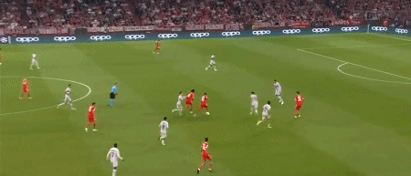 巴塞罗那vs拜仁慕尼黑（欧冠-卢卡斯萨内建功 莱万面对旧主失良机 拜仁2-0力克巴萨两战全胜）