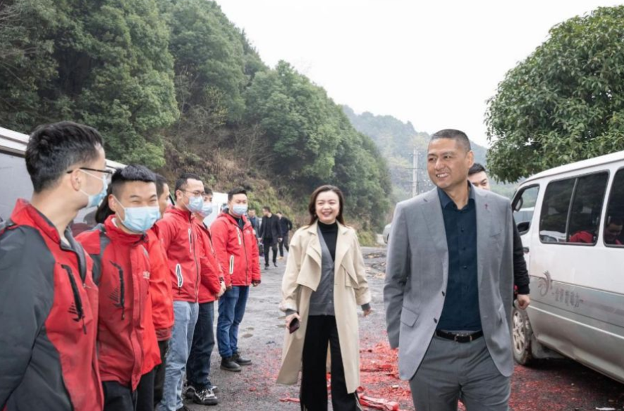 湖南的隐形富豪：拥有近2万家小卖部，靠服务穷人赚钱年入百亿