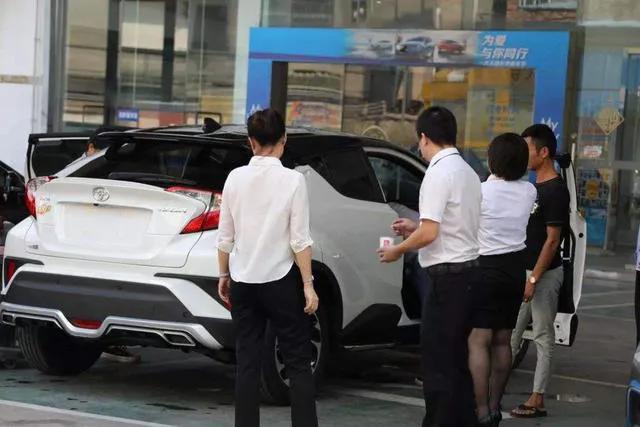 新车上牌，4S店收费1500元，车管所只需150元！自己上牌很难吗？