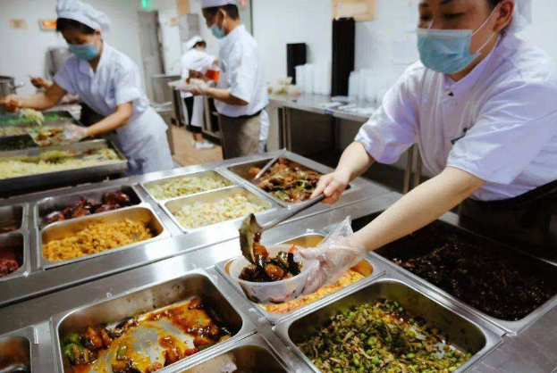 南工大封校后，食堂挂出“嚣张标语”，学生：待解封后再看