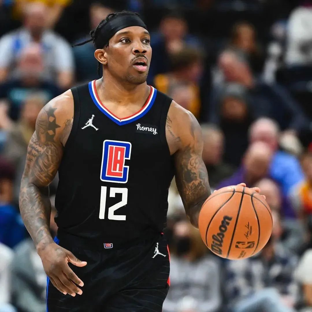 布莱德索眉头紧皱（家暴被捕！刚曝光加盟上海队！女友怒斥他是个魔鬼）