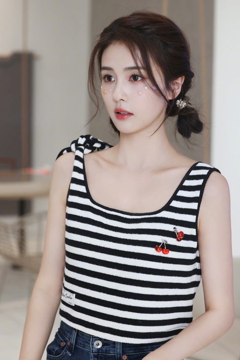 白鹿晒夏日小清新穿搭,白色蕾丝背心性感撩人,身材火辣