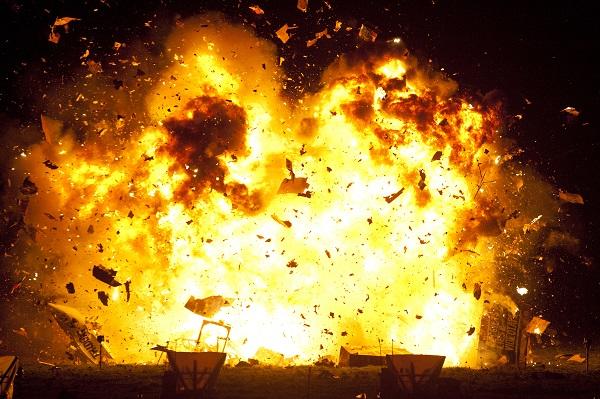 玉林一店铺爆燃，火球爆出三人受伤，为何每次都是爆燃不是爆炸？