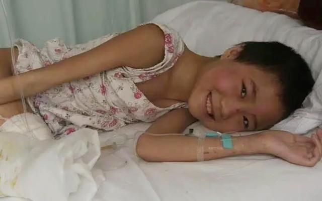 13年前，汶川地震中的断腿女孩，多年后遇到了救命的解放军战士