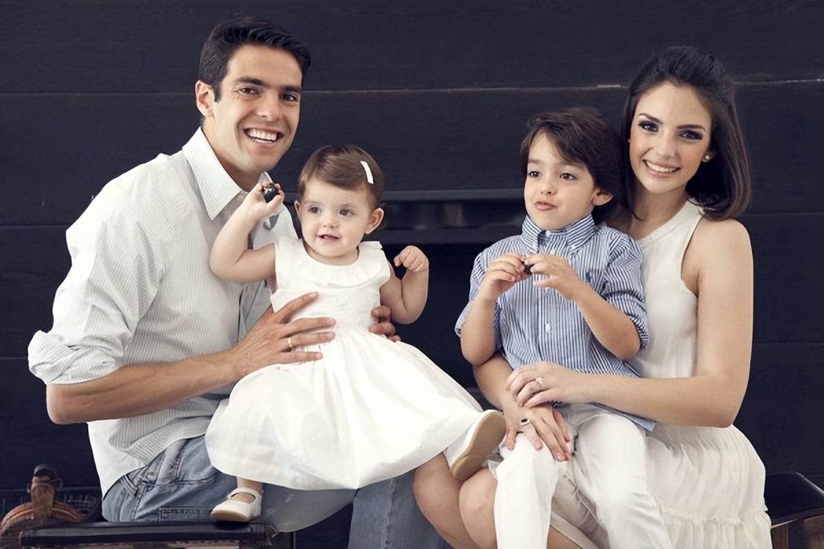 卡卡跟前妻为啥离婚（卡卡：和梅西一样忠于爱情，前妻为事业离去，小13岁嫩模为他续爱）