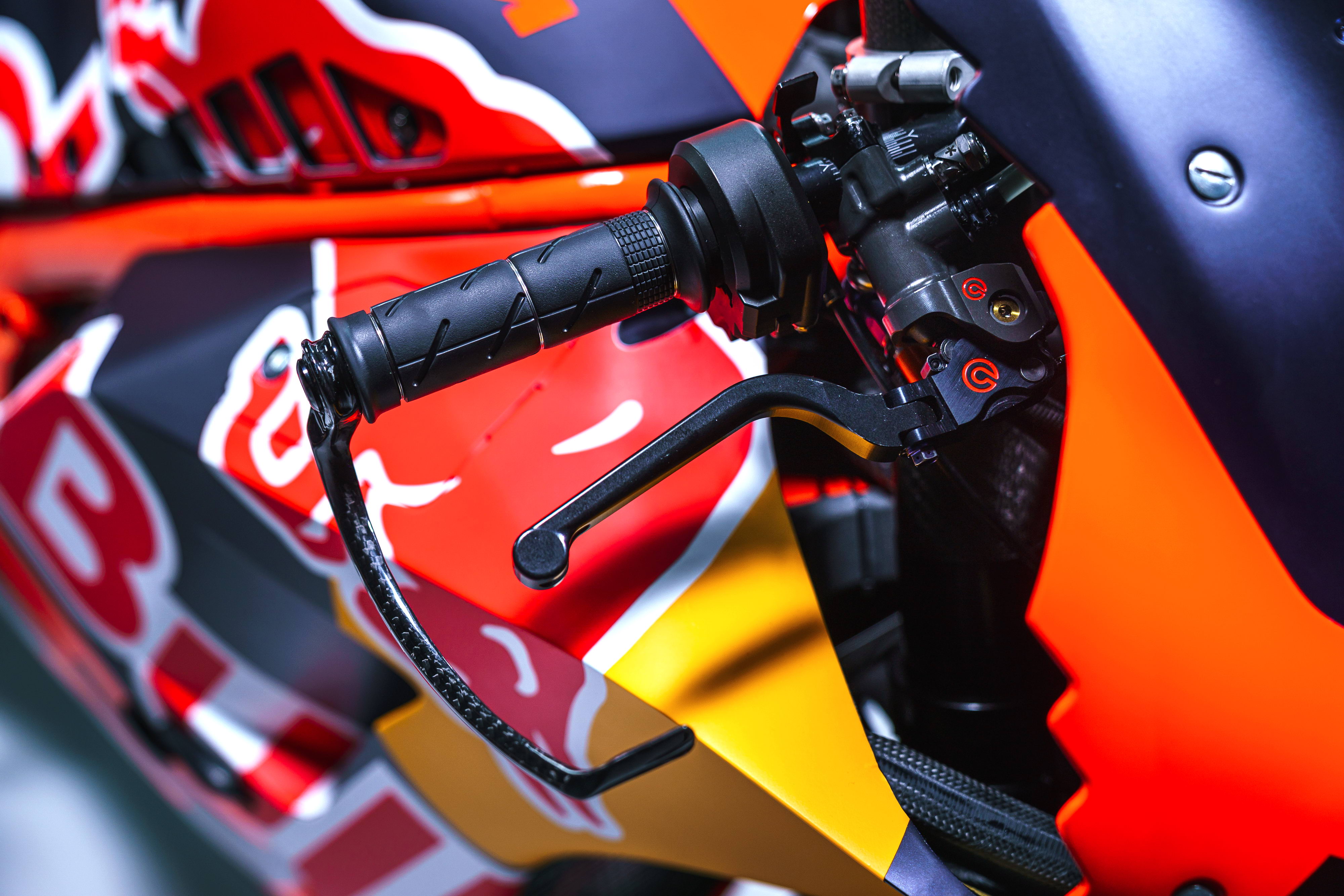 赛车rc比赛(MotoGP 2022：KTM MotoGP 红牛车队的 RC16 赛车)