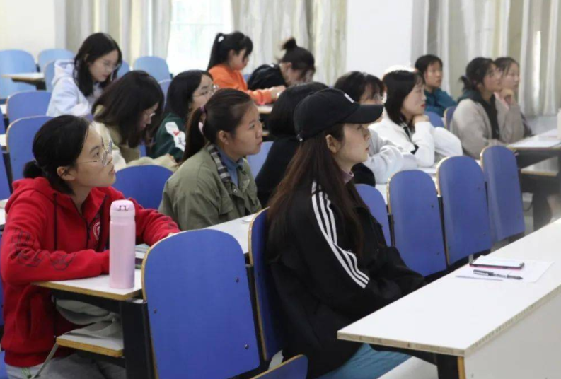 安徽一职校女大学生，辱骂外卖员致其辞职，学校的做法让人意难平