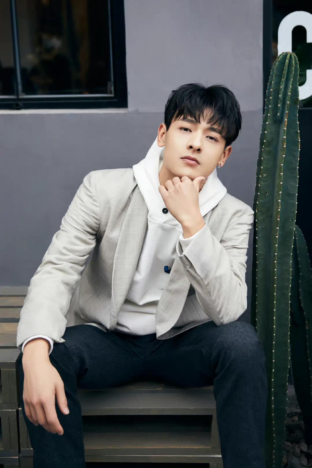 古装丑男？不，现代美男