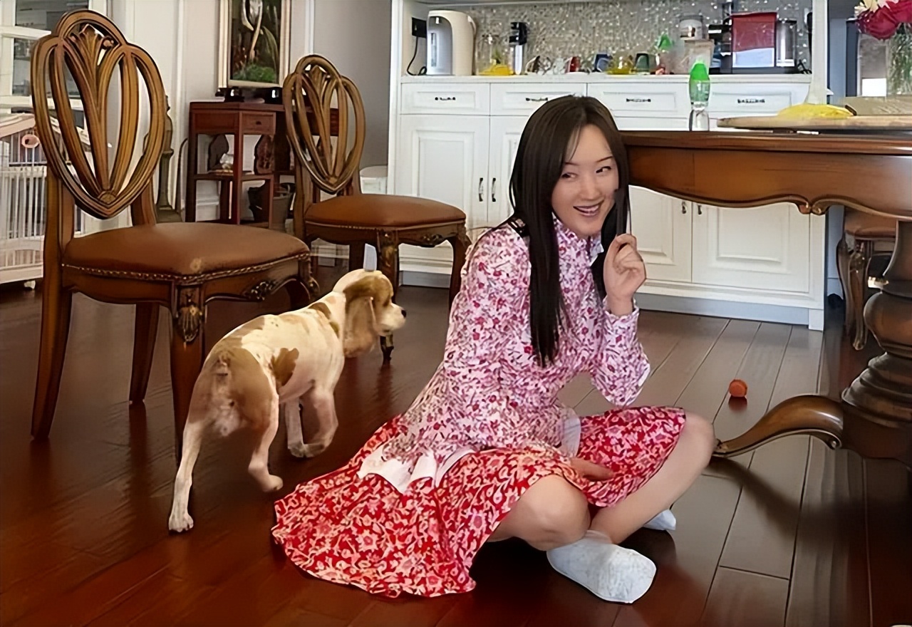 52岁杨钰莹生活照曝光,养花种菜与狗作伴,疑与知名演员儿子领证