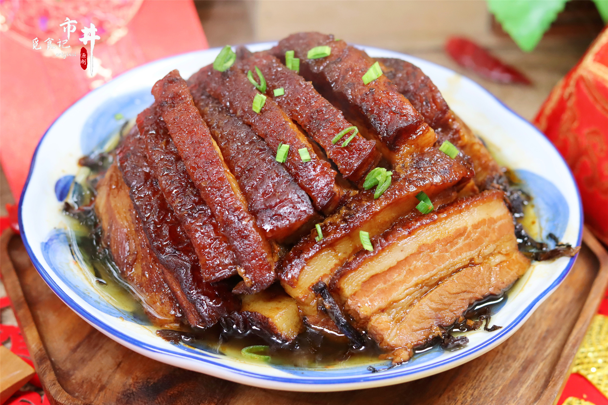 年夜飯做梅菜扣肉，切記“先煎後泡”，片片起“虎皮”，酥爛香醇