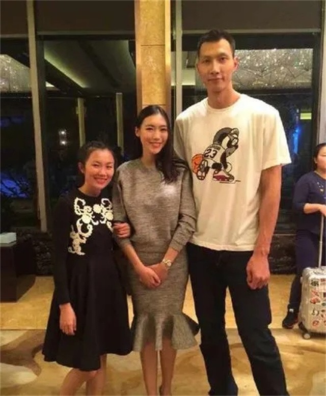 巴西世界杯足球宝贝(她是易建联妻子，曾当选足球宝贝，婚后生俩儿子，33岁气质十足)