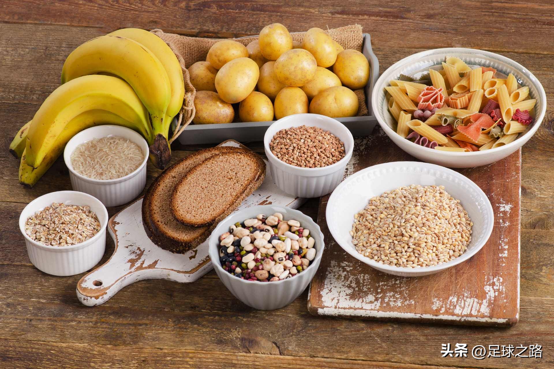 职业足球训练日常（在训练日精英足球运动员吃什么？）