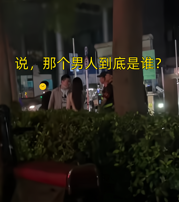 广东女子凌晨和别的男人搂抱，未婚夫在酒吧门口抓现行，场面尴尬