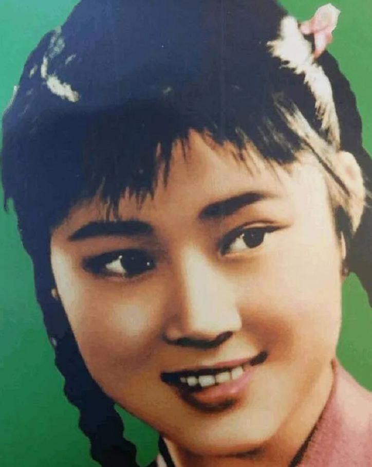 黄婉秋：靠“刘三姐”吃一辈子，嫁小6岁平凡丈夫生女，恩爱一生