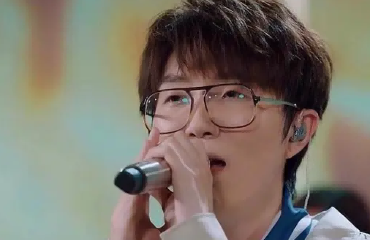 明明有1米8的大高个，但看起来很“矮”的12位男星，个个让人意外