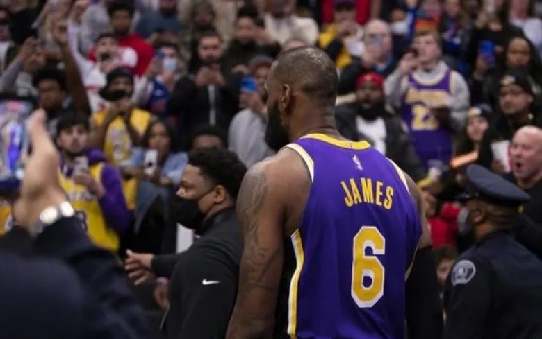 詹姆斯为什么离开nba（陨落王座，谈谈低迷的勒布朗-詹姆斯）