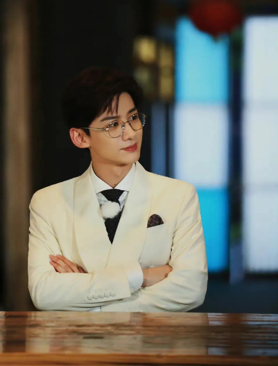 白敬亭极限挑战，身穿白色西装简直不要太帅