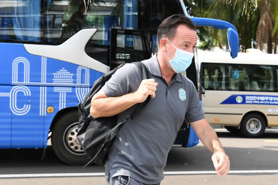 中超换帅现在干什么（2022中超首换帅：范加斯特已与队员告别）-趣拿体育