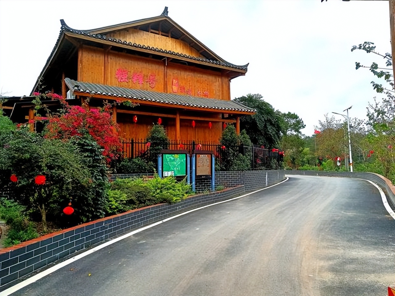 广西玉林市山区里藏着非遗民宿，超百棵黄花风铃，踏青的理想地