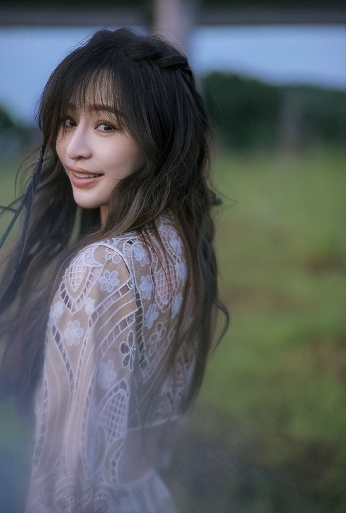 王心凌分享游玩照 漫步草丛状态好似少女