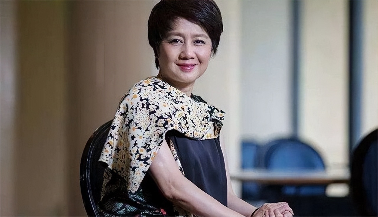 梁安琪本是赌王一向最宠爱的女人,但是现在有了邓咏诗,梁安琪有了非常