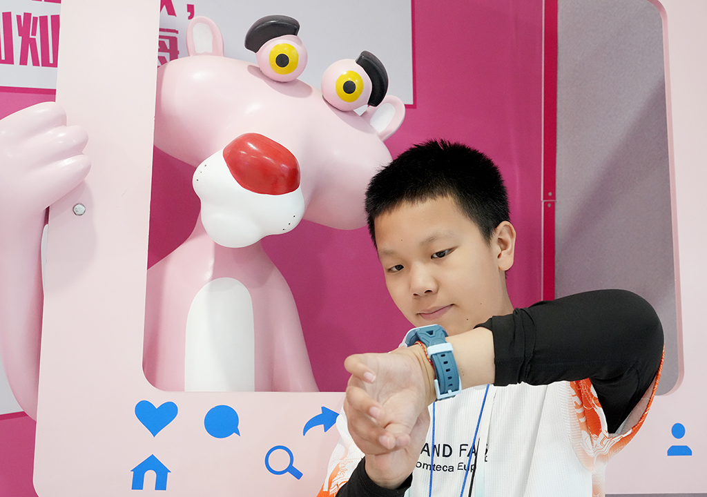 支持微信畅聊！让家长放心、孩子更喜欢的360儿童电话手表10X体验