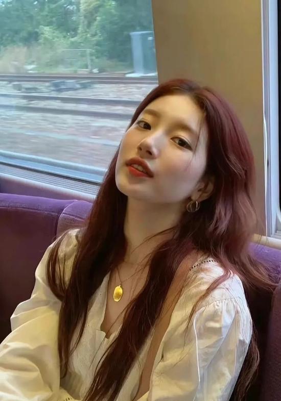 但是她的鼻子单看并不算出众,整体精致度不高,尤其是鼻头略微有点圆钝