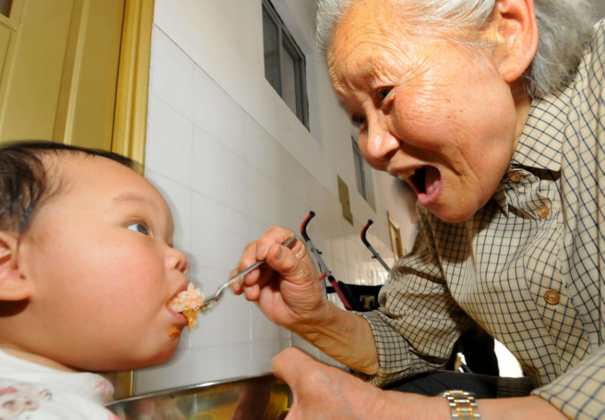 添加辅食后，孩子多喝奶还是多吃饭？怎么分配才更合理