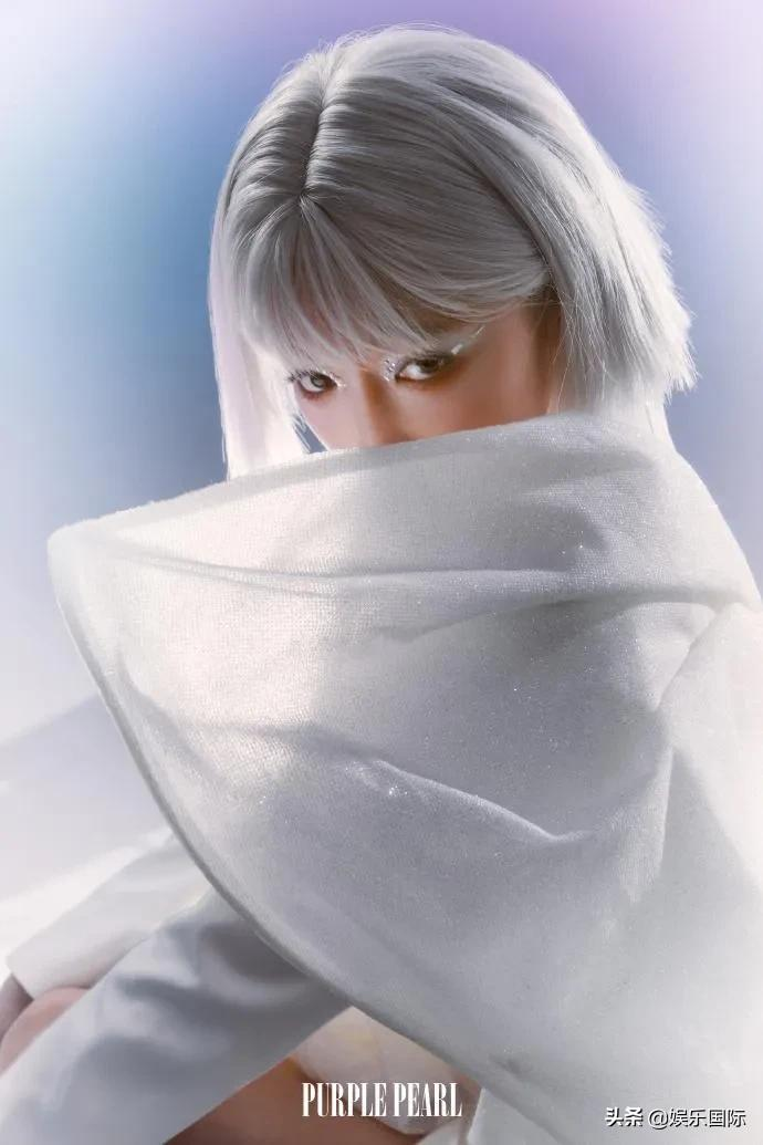 许佳琪抹胸裙秀香肩 夸张眼妆搭银发好吸睛