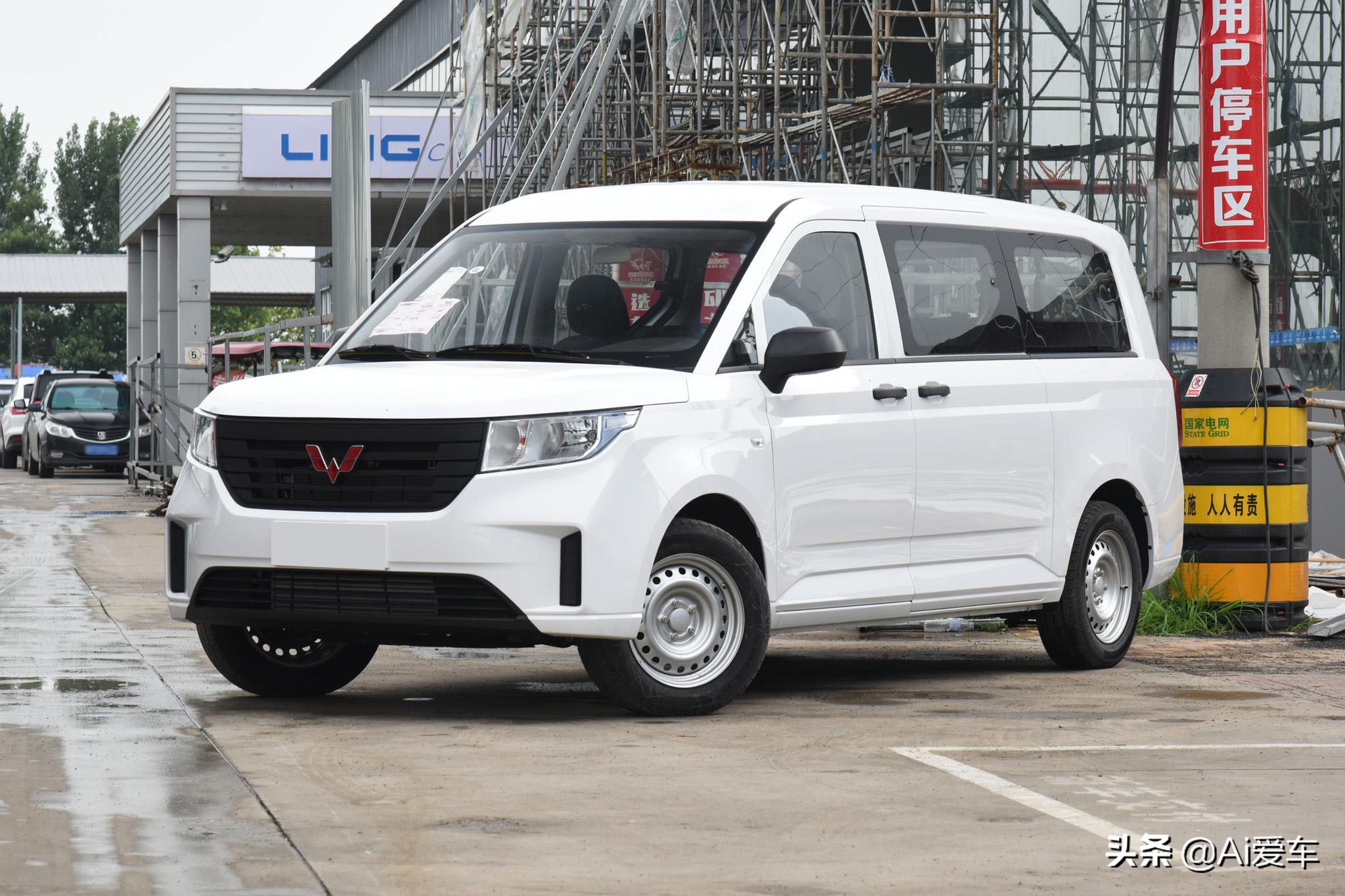 便宜但不掉档次，7/8/9座都有家用大MPV，增压7.6L油耗，五菱征程