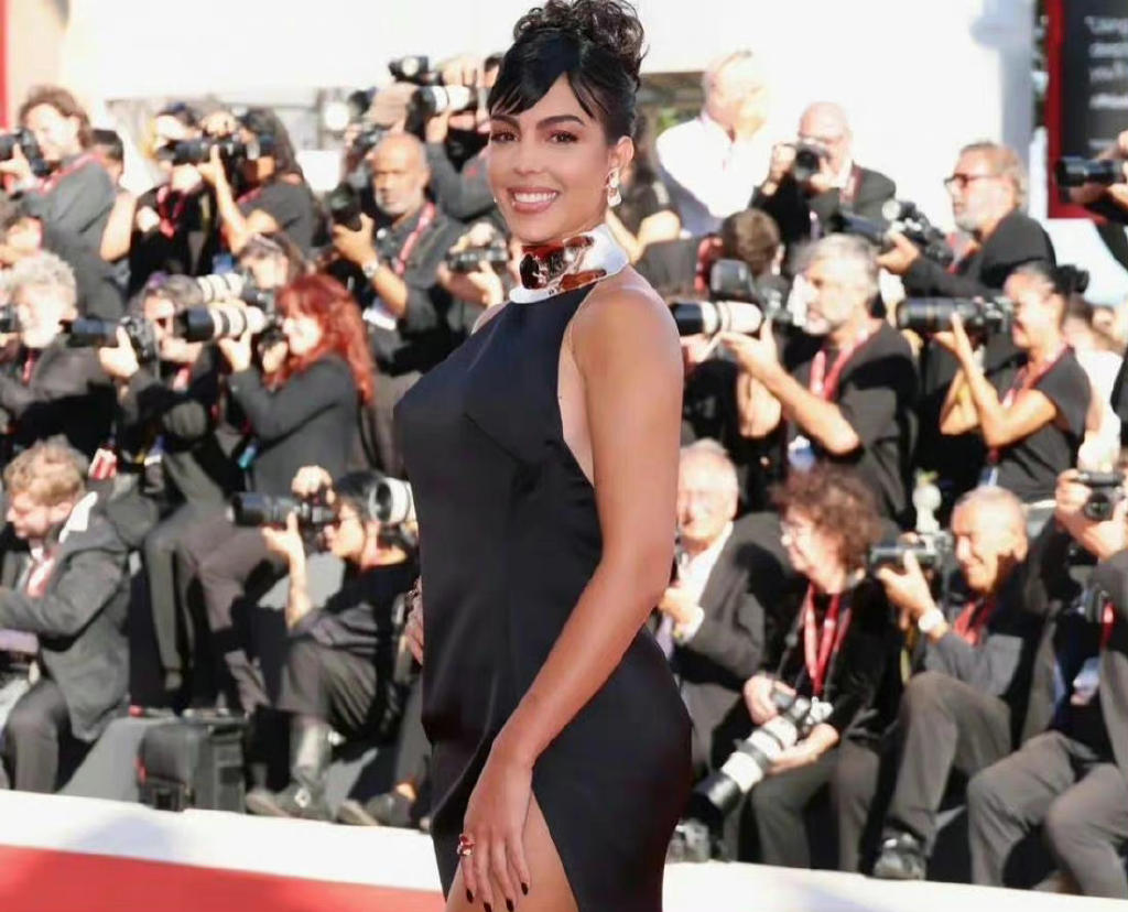 年龄仅次于梅西与c罗相当(威尼斯电影节成c罗家"内斗",36岁伊莲娜胜