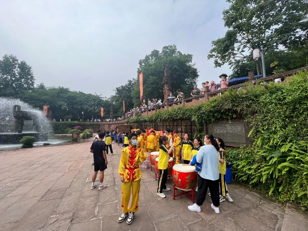 浓情端午 鼓乐龙腾——黄龙溪学校小龙队受邀参加景区文化展演活动