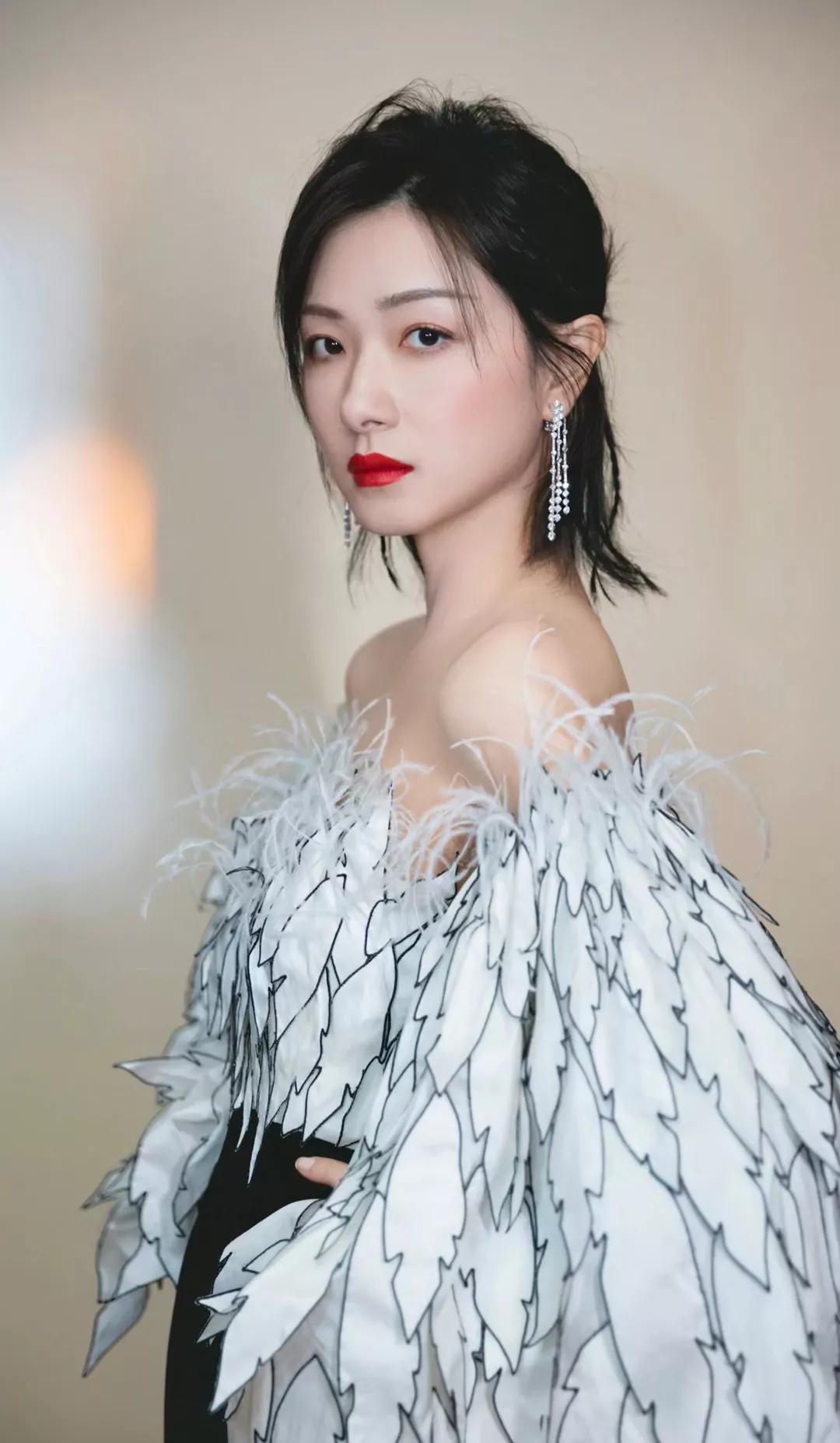 明星俏佳人：万茜最新各种穿搭，漂亮时尚，魅力无限