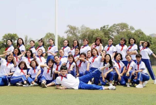 一所大学堪称“女儿国”，从校名就可以看出，男生在校内很少见