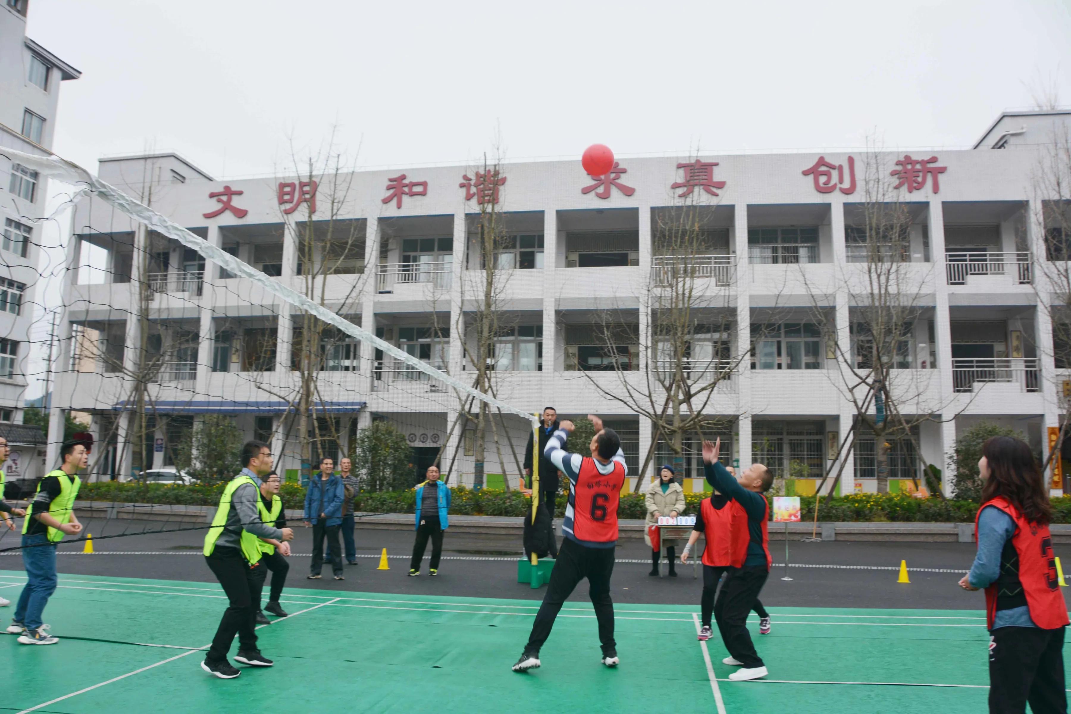 阆中白塔小学教职工趣味运动会!动起来(图2)