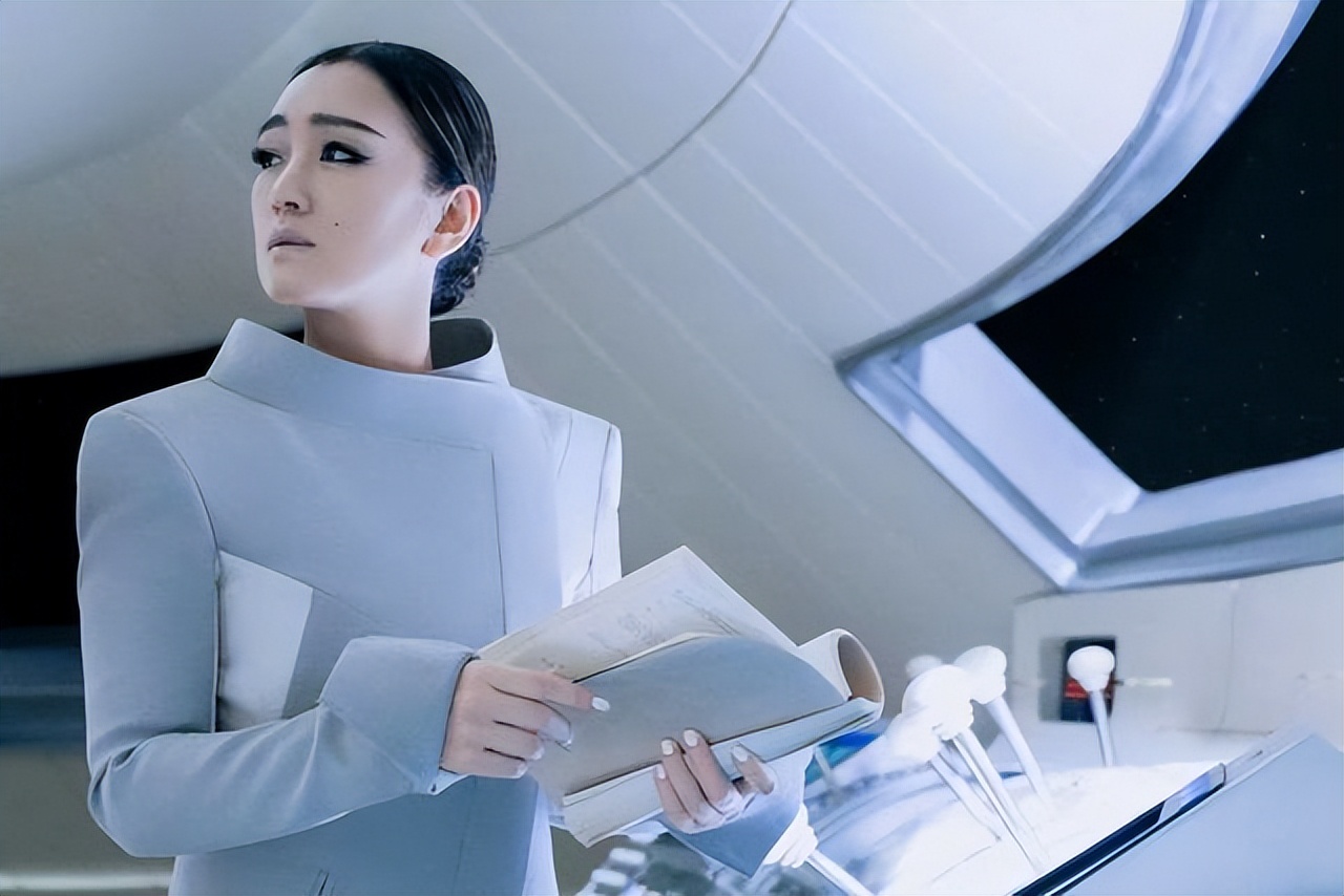 56岁巩俐久违拍广告大片！穿貂裙化身飒气女王，国际范真不容小觑