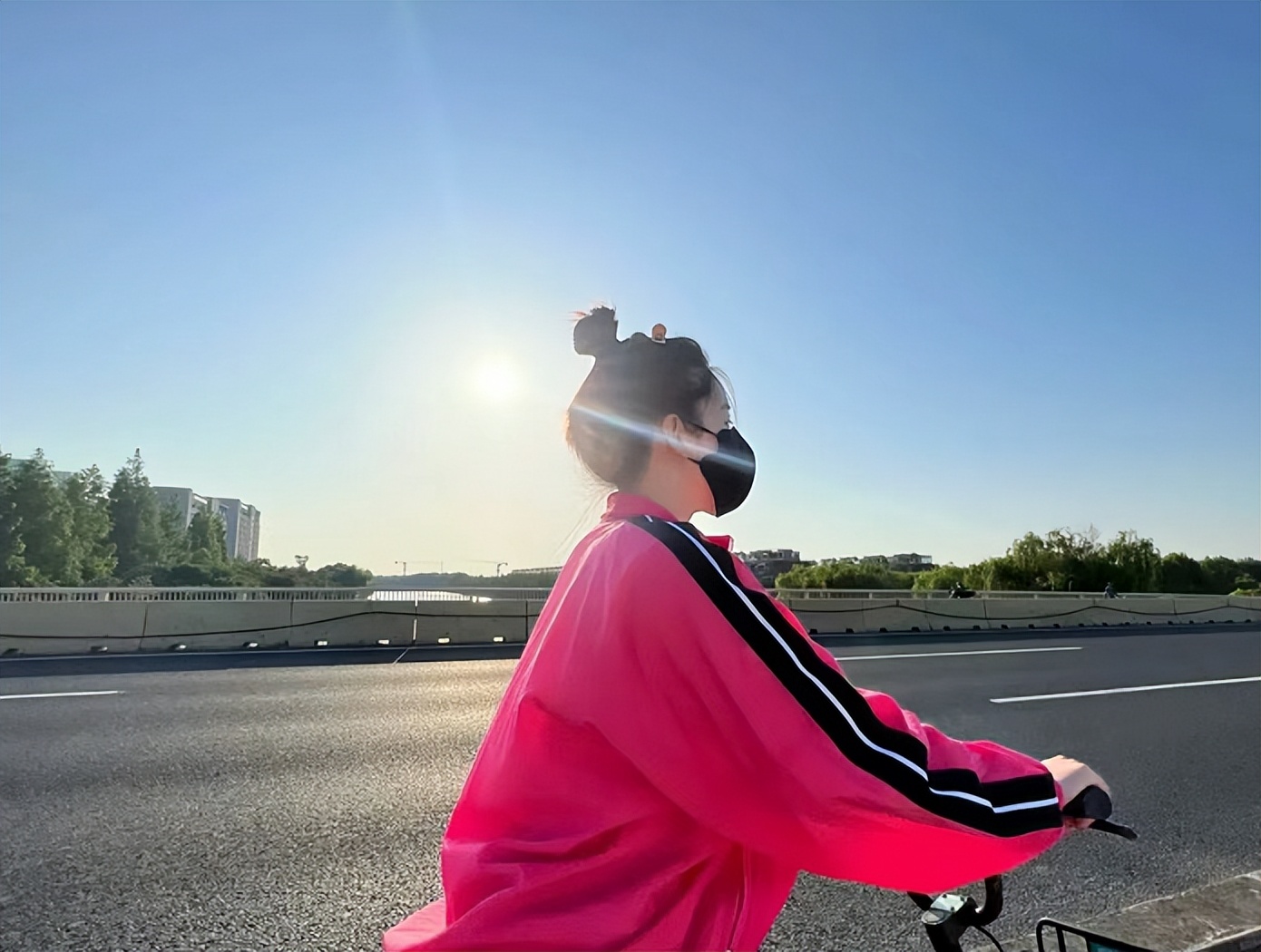 阚清子素颜现身小吃摊，手拿食物路边大口吞咽，手上一个包值23万