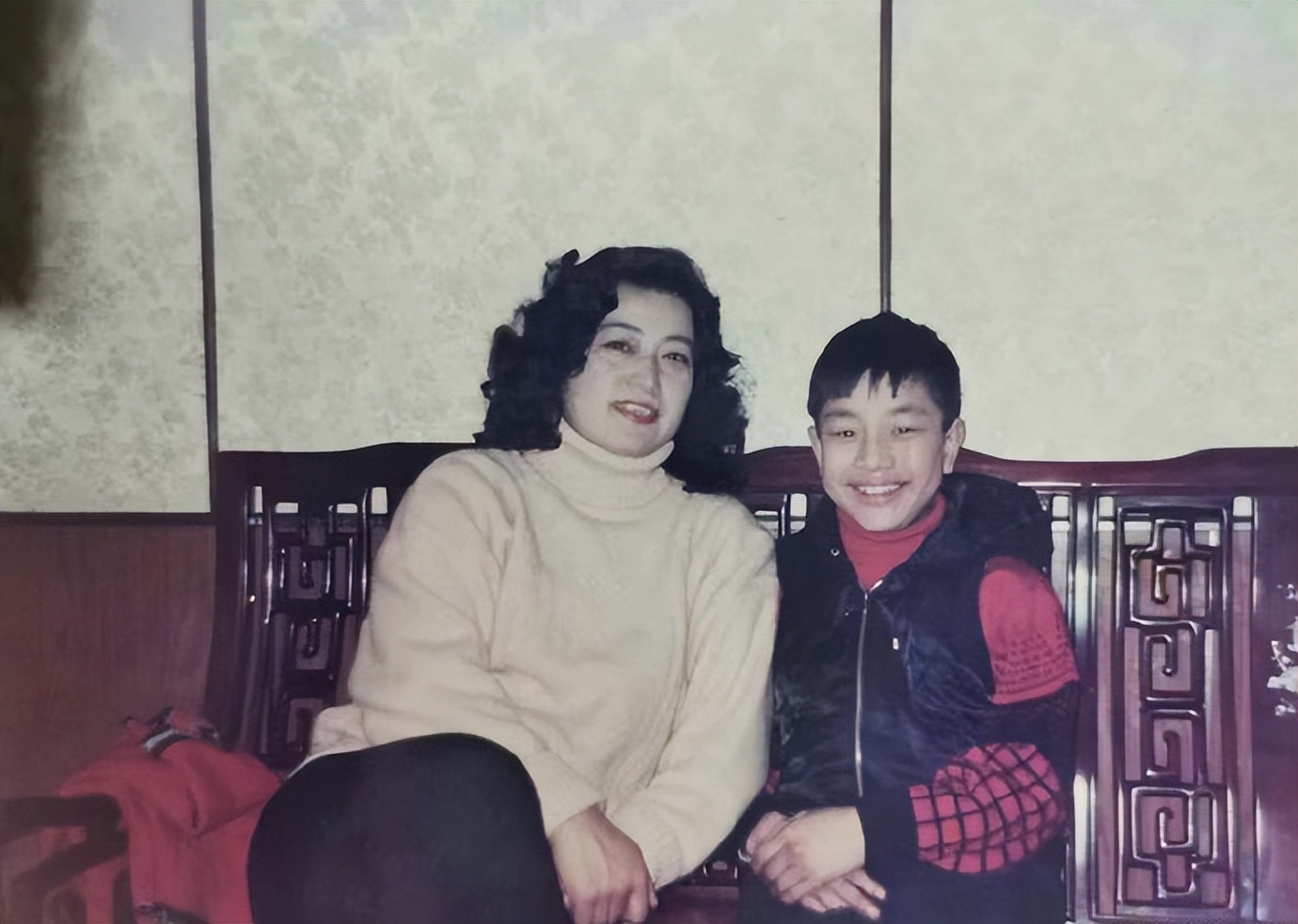 小时候和母亲的合照图片