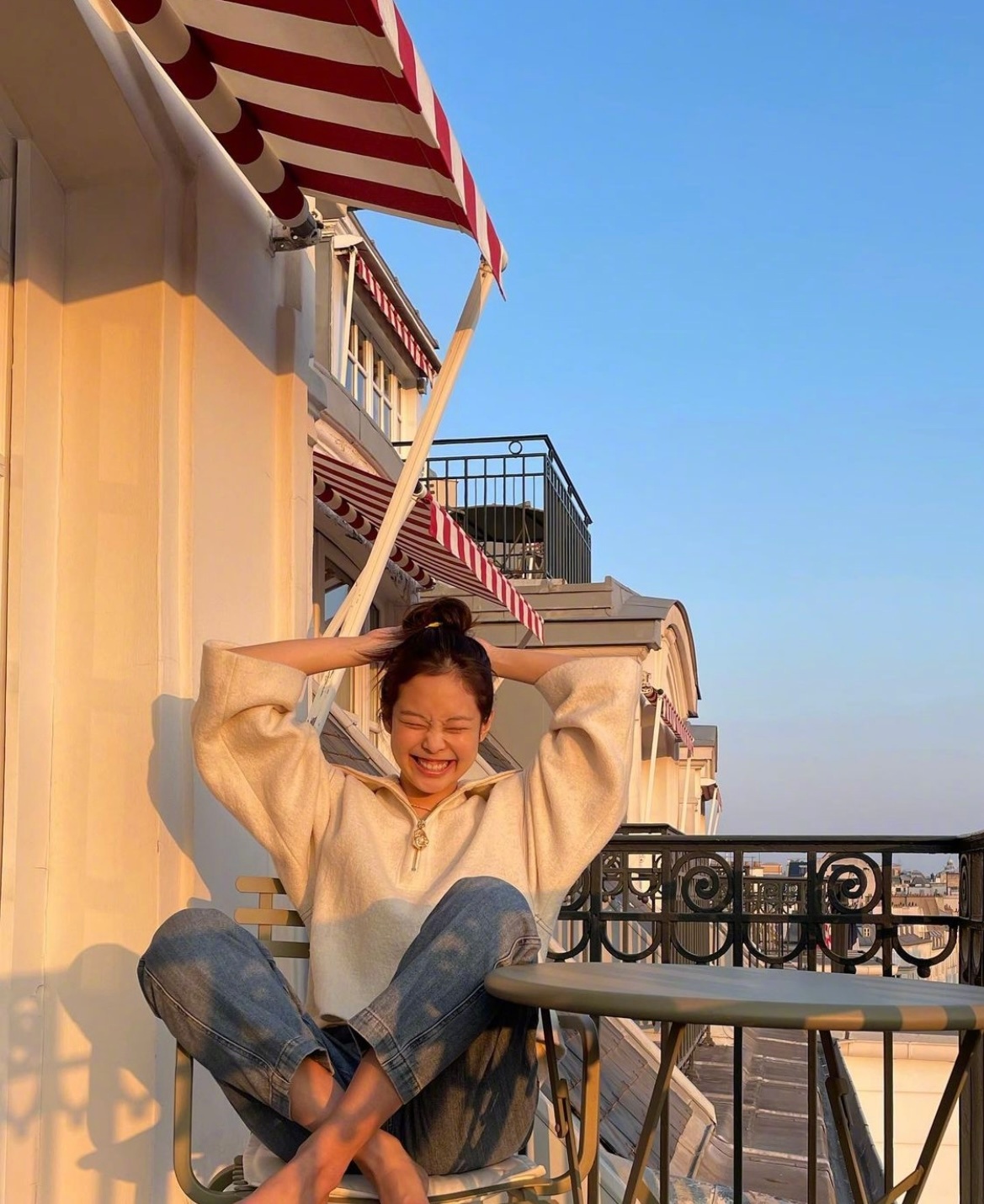 美女旅游生活照(jennie金智妮晒巴黎旅游美照) - 悦闻天下