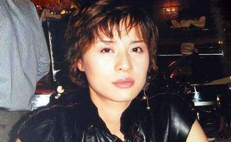 女模特顾春芳靠